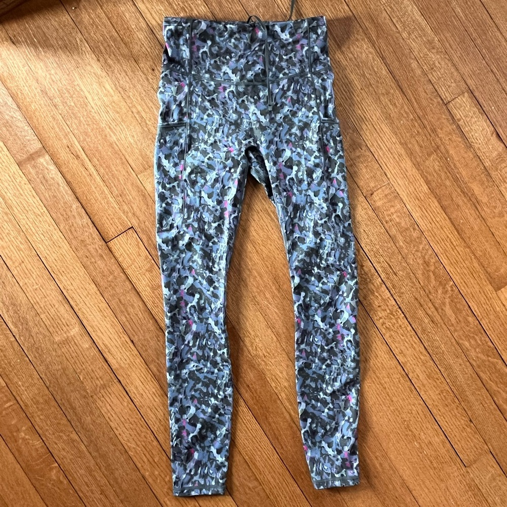 NWOT Women’s Fabletics Motion365 camo print leggings